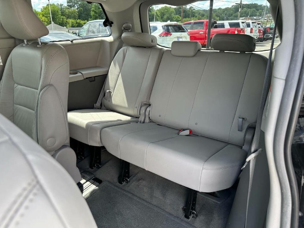 2016 Toyota Sienna Image 37