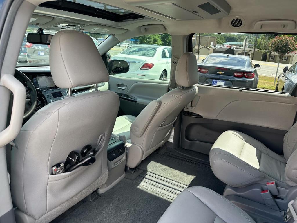 2016 Toyota Sienna Image 38