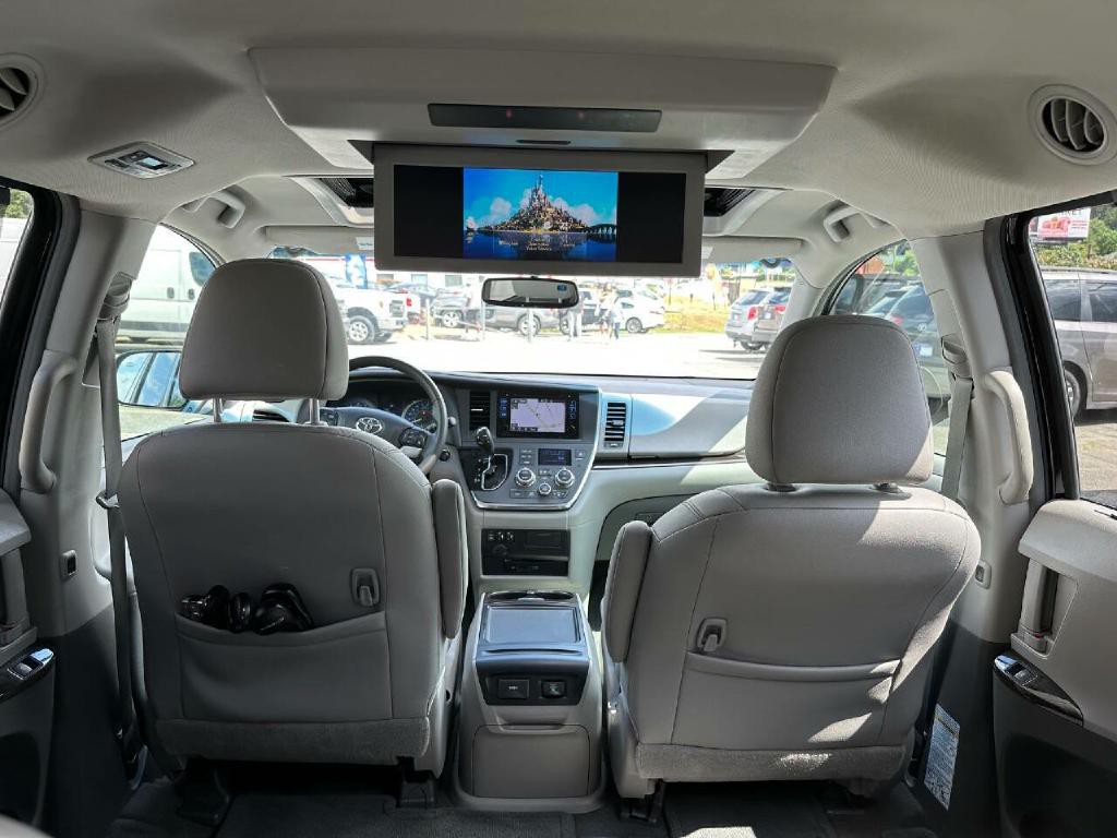 2016 Toyota Sienna Image 40