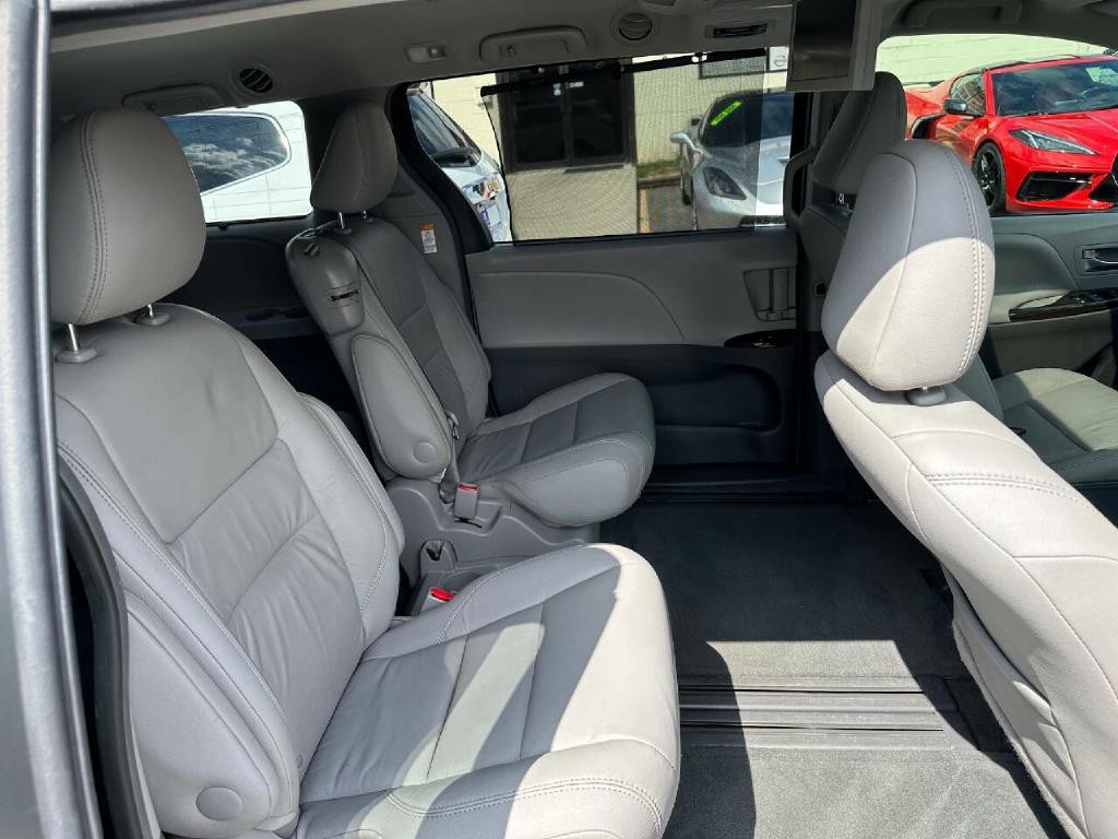 2016 Toyota Sienna Image 45