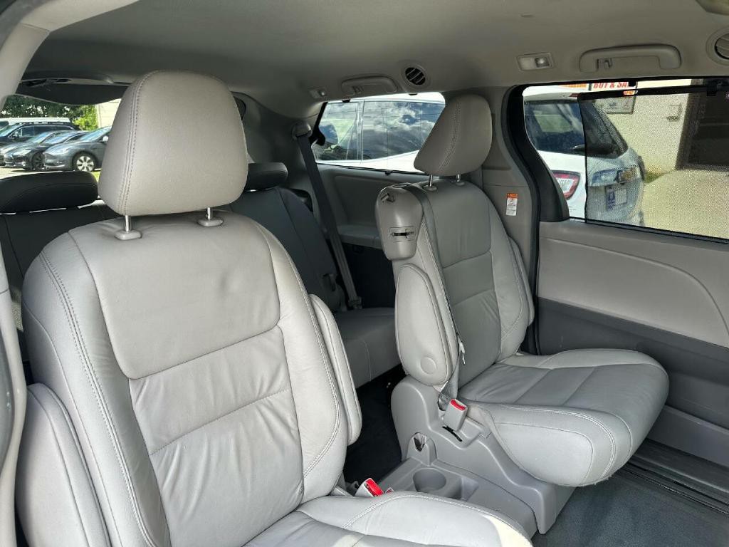 2016 Toyota Sienna Image 46