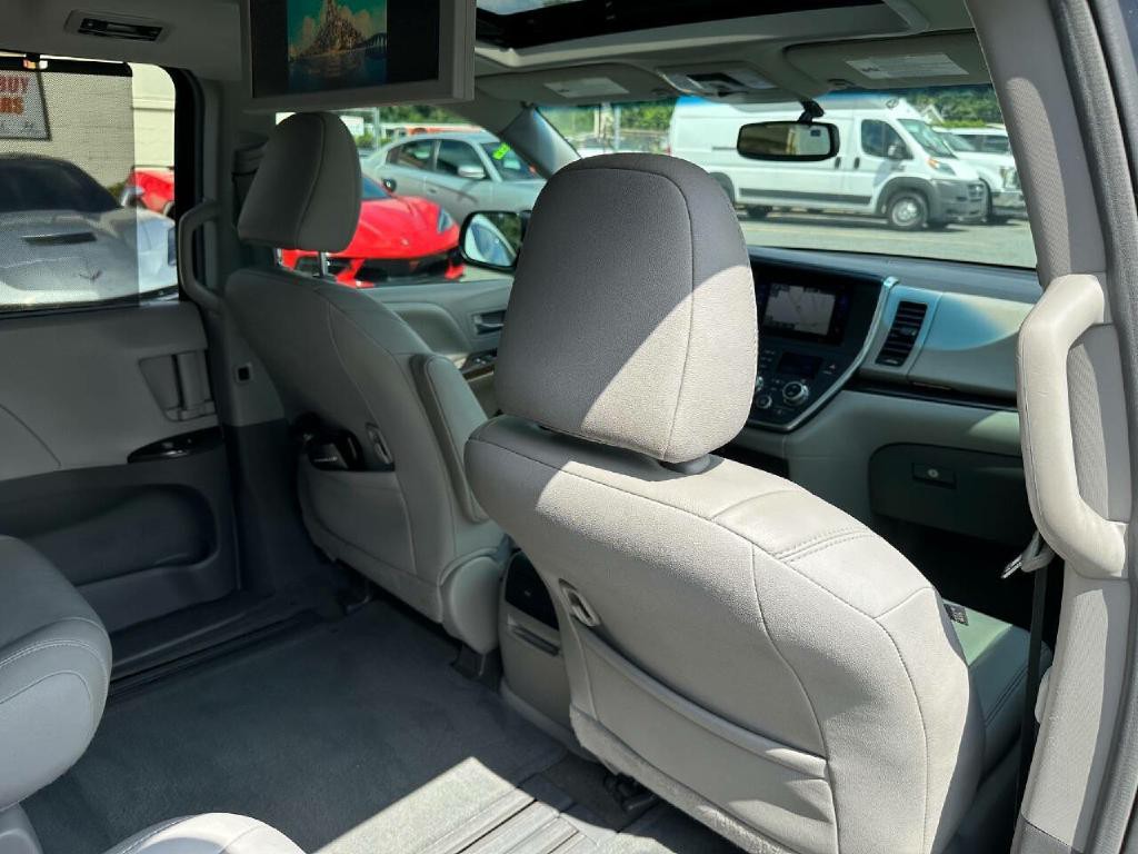 2016 Toyota Sienna Image 47