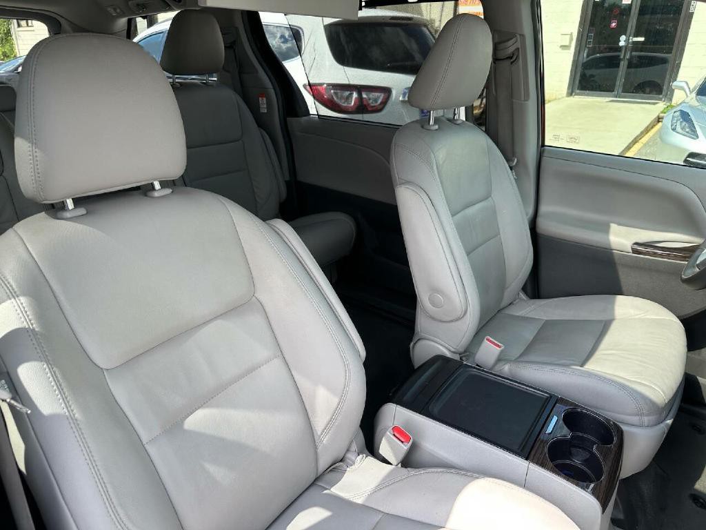 2016 Toyota Sienna Image 50