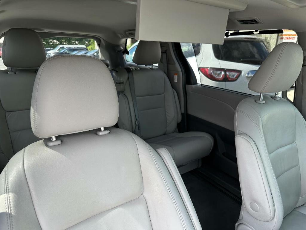 2016 Toyota Sienna Image 51