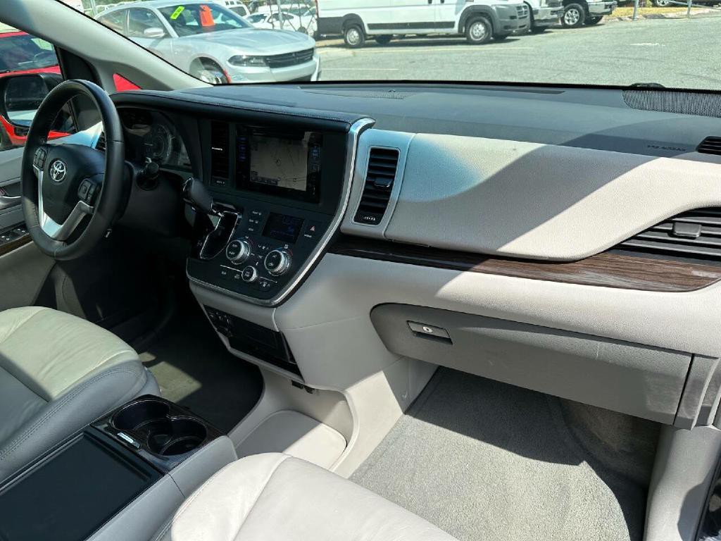 2016 Toyota Sienna Image 52