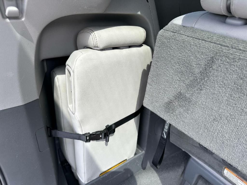 2016 Toyota Sienna Image 56