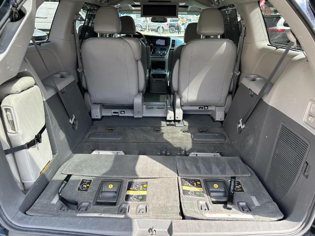 2016 Toyota Sienna Image 57