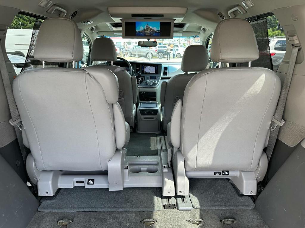 2016 Toyota Sienna Image 58