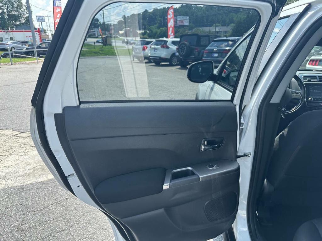 2021 Mitsubishi Outlander Image 25