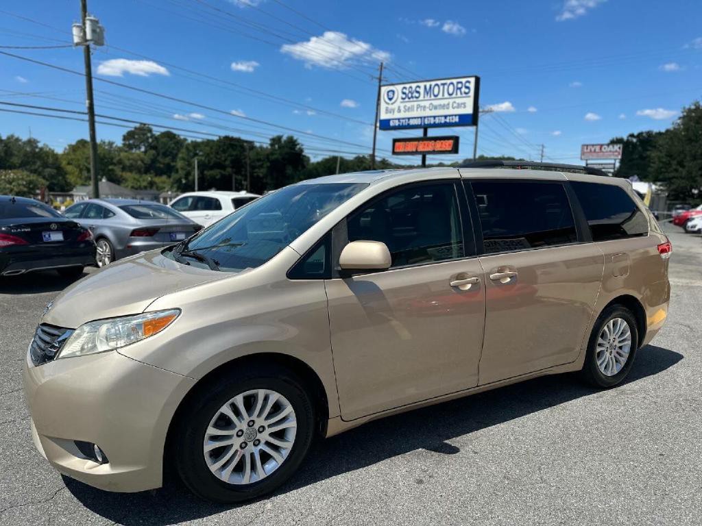 2014 Toyota Sienna Image 2