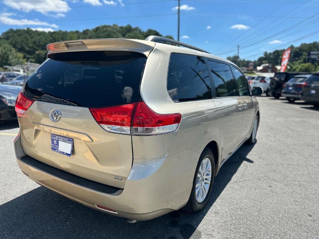 2014 Toyota Sienna Image 5