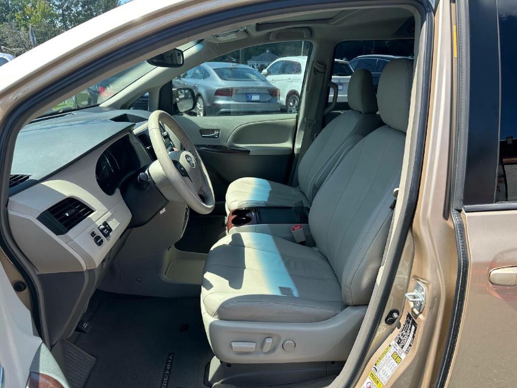 2014 Toyota Sienna Image 11