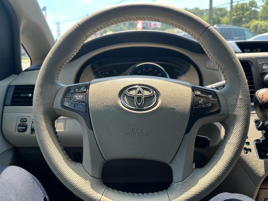 2014 Toyota Sienna Image 13