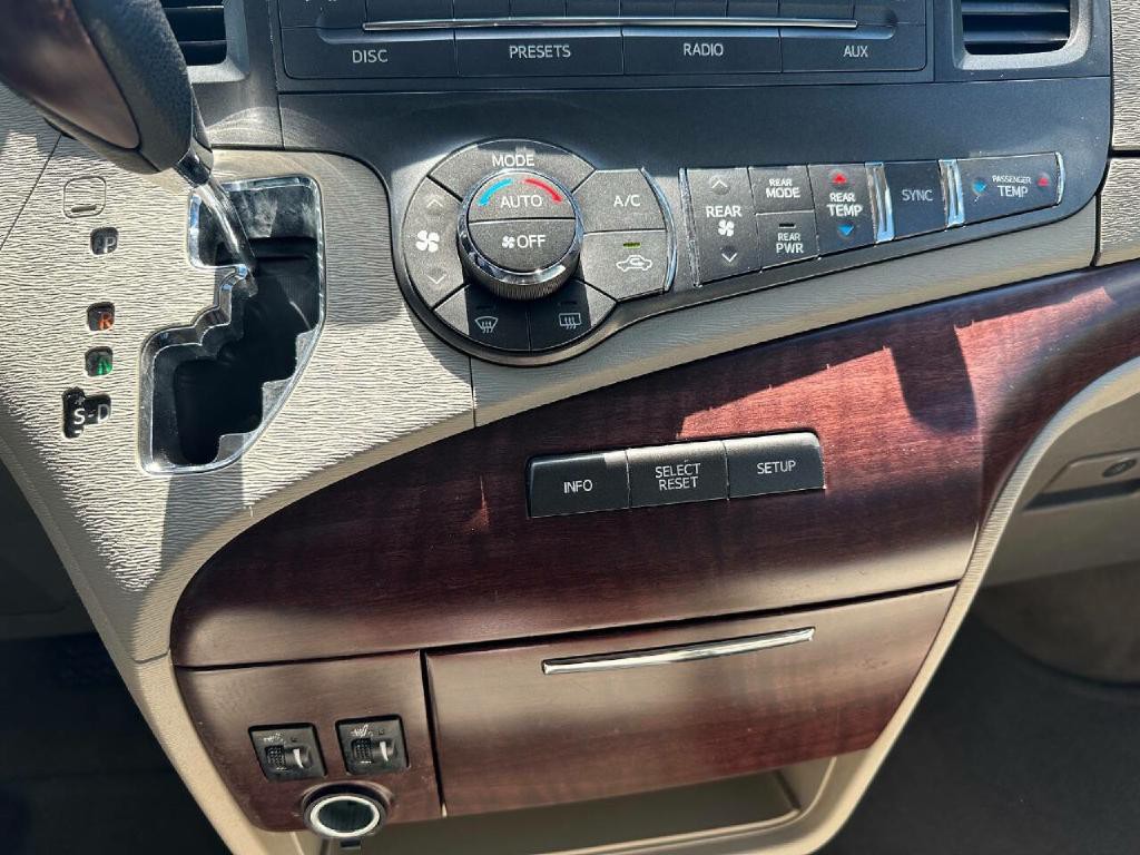 2014 Toyota Sienna Image 17