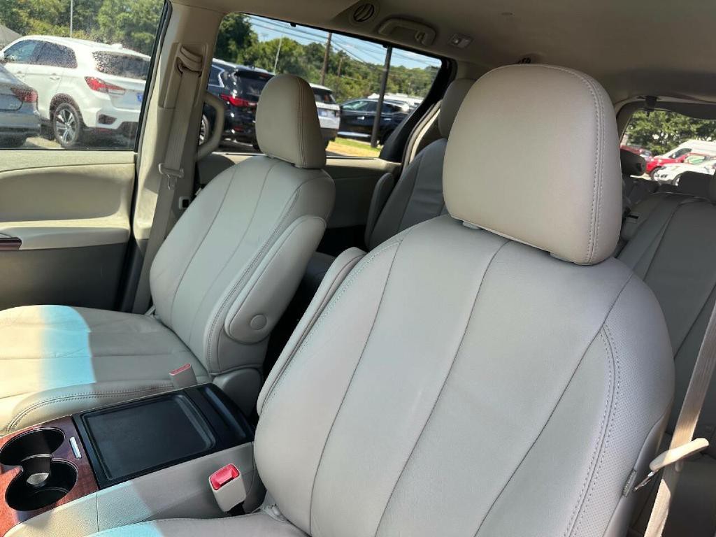 2014 Toyota Sienna Image 21