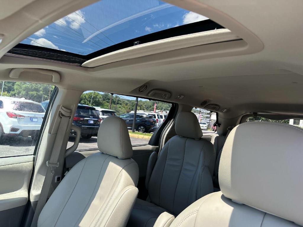 2014 Toyota Sienna Image 23