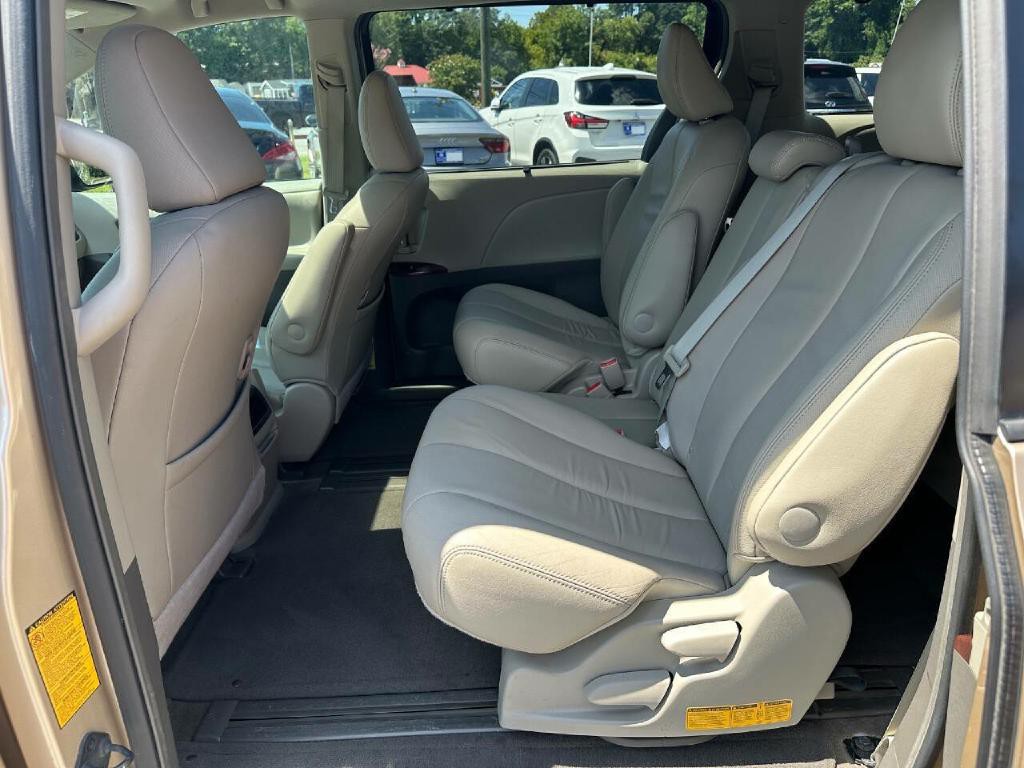 2014 Toyota Sienna Image 26