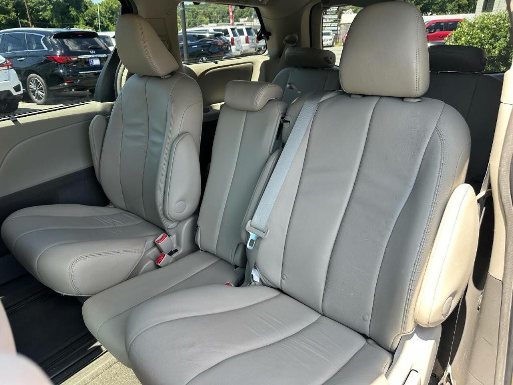 2014 Toyota Sienna Image 27