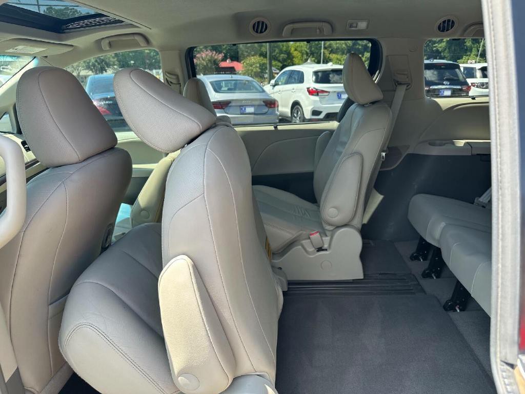 2014 Toyota Sienna Image 28