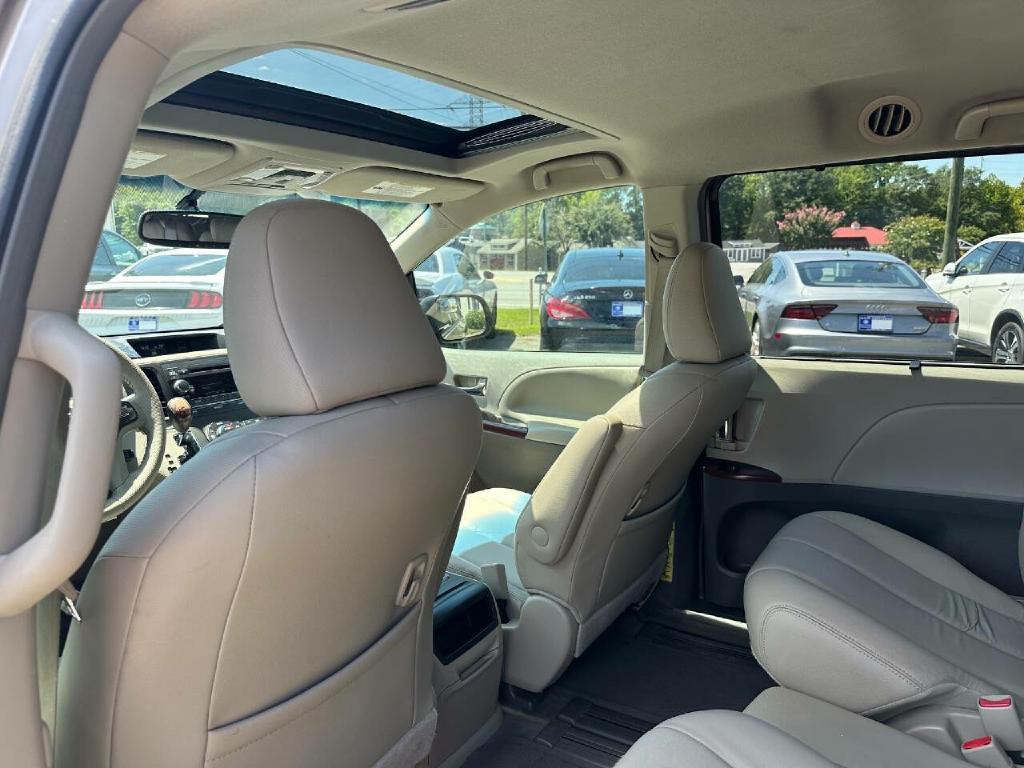 2014 Toyota Sienna Image 30