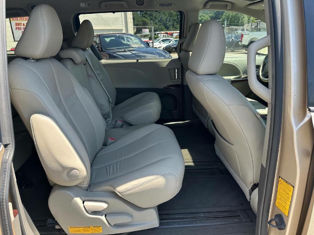 2014 Toyota Sienna Image 35