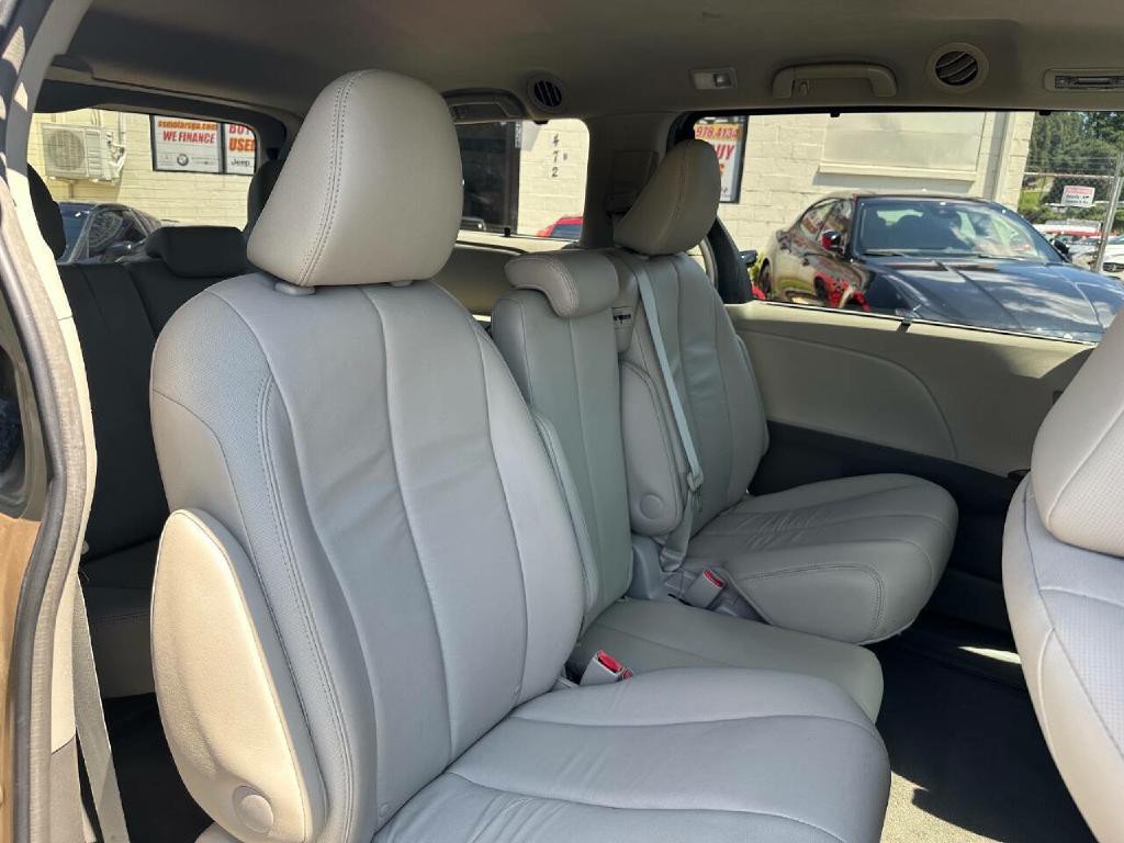 2014 Toyota Sienna Image 36