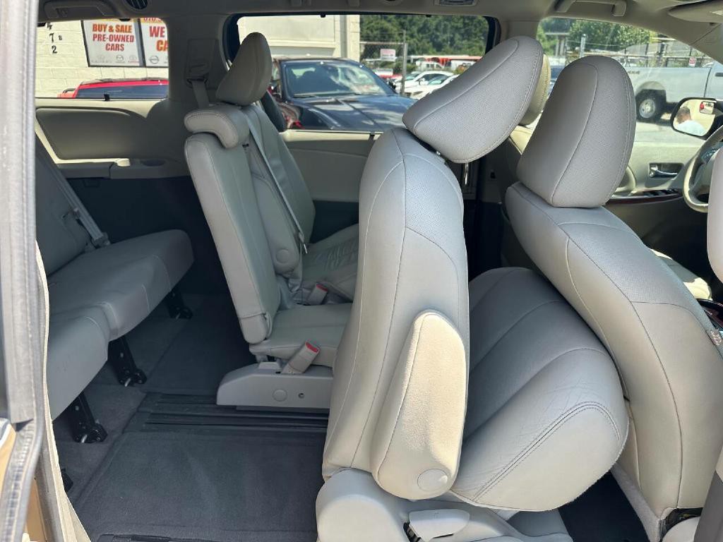 2014 Toyota Sienna Image 37