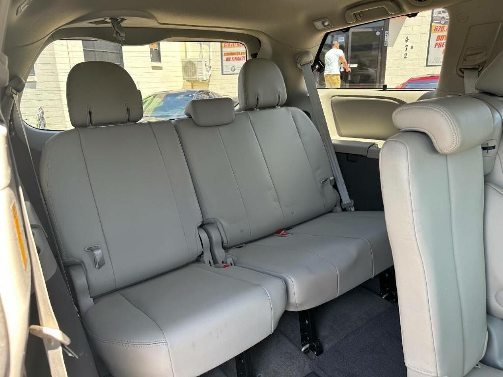 2014 Toyota Sienna Image 38