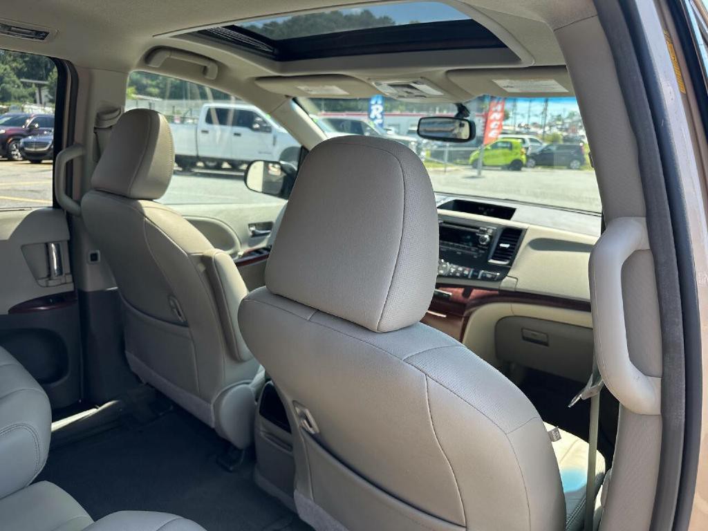 2014 Toyota Sienna Image 39