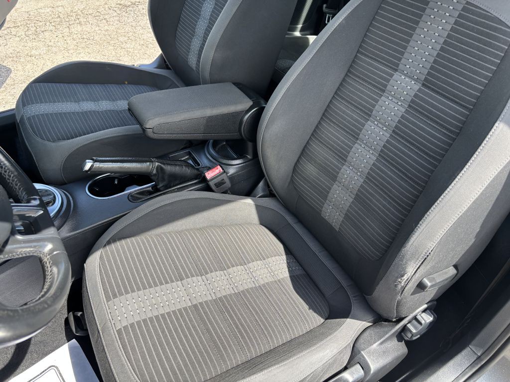 2013 Volkswagen Beetle Image 14