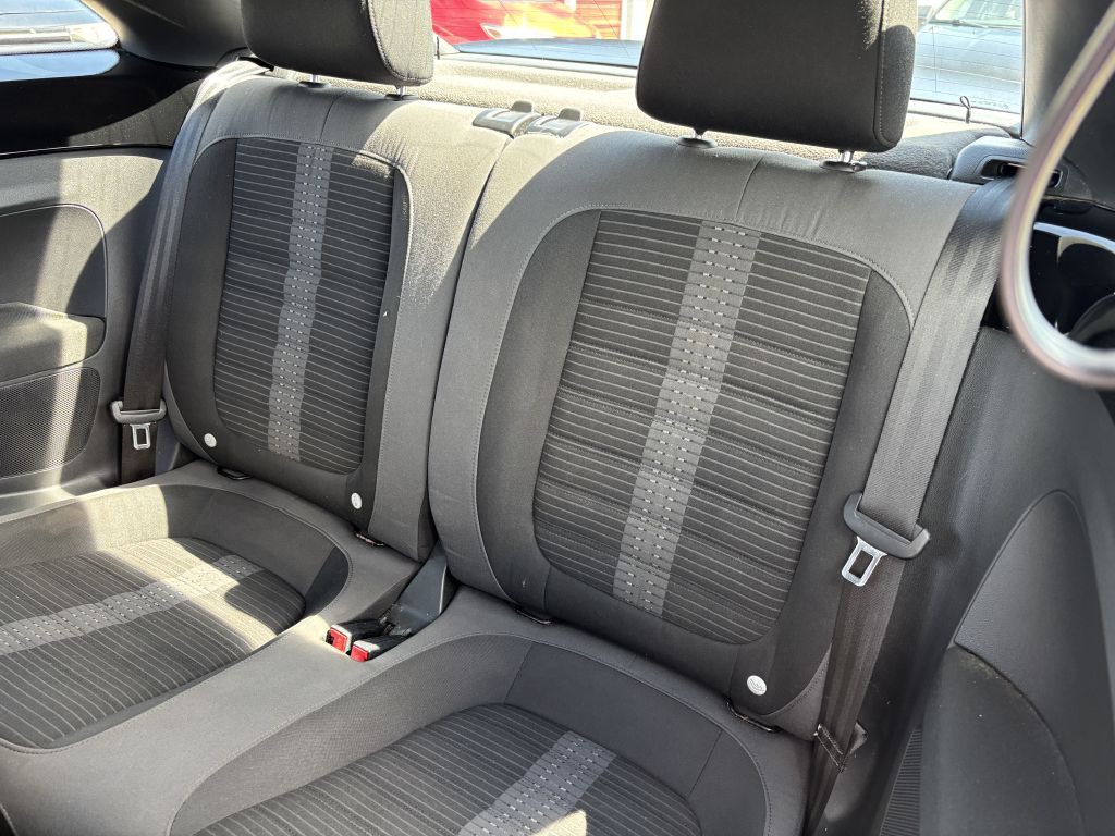 2013 Volkswagen Beetle Image 16