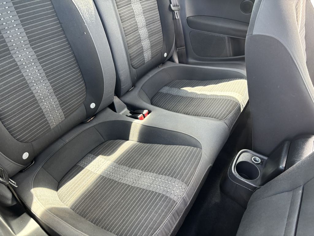 2013 Volkswagen Beetle Image 19