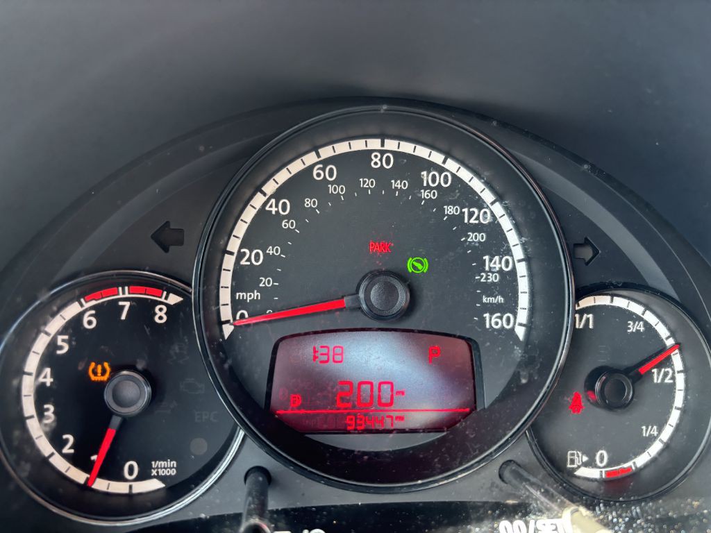 2013 Volkswagen Beetle Image 22