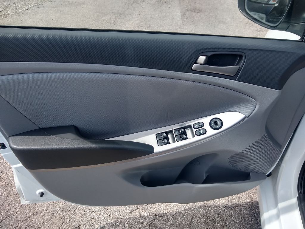 2016 Hyundai Accent Image 10