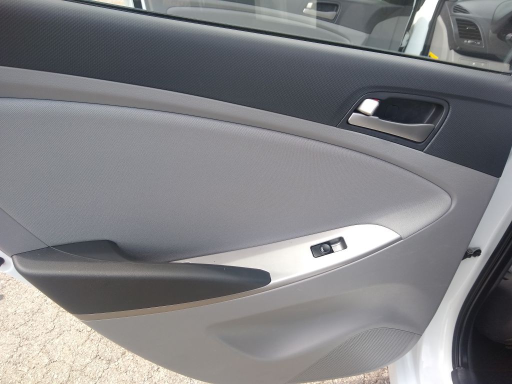 2016 Hyundai Accent Image 19