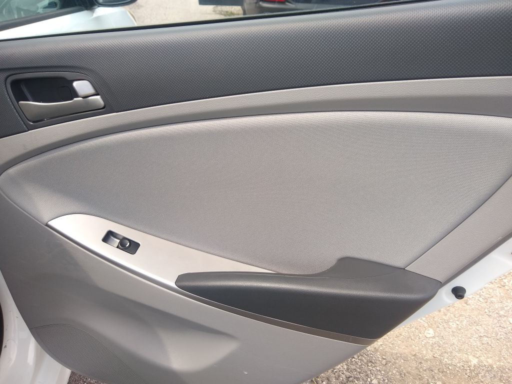2016 Hyundai Accent Image 22