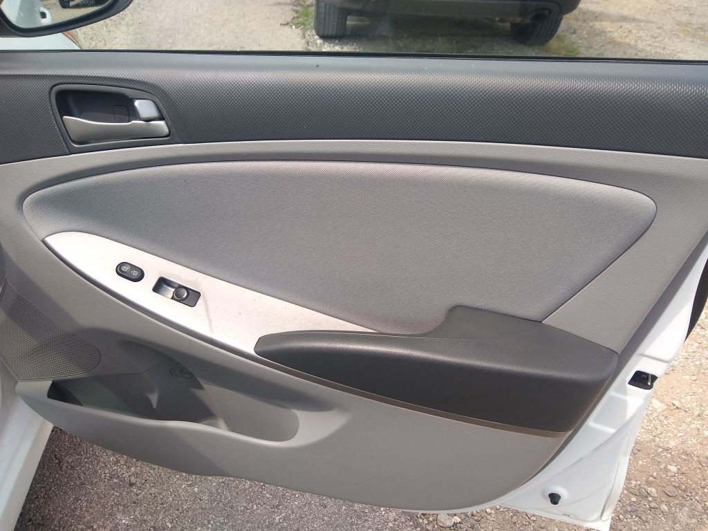 2016 Hyundai Accent Image 24