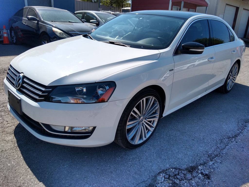 2015 Volkswagen Passat Image 1