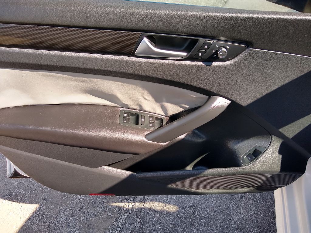 2015 Volkswagen Passat Image 20