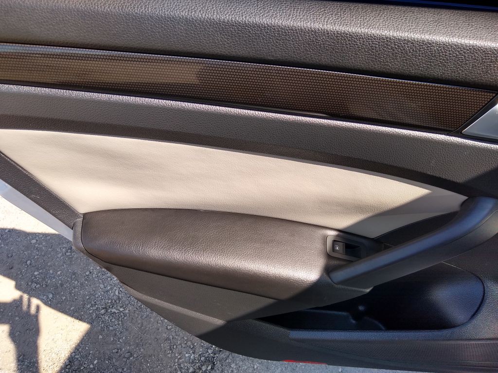 2015 Volkswagen Passat Image 21