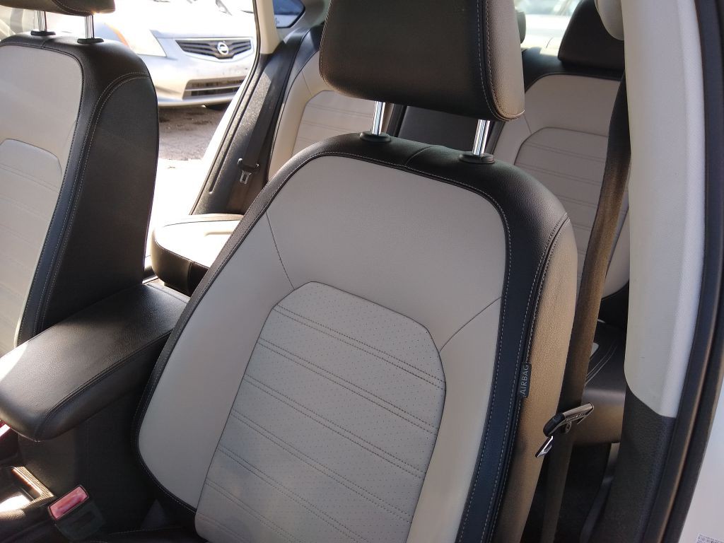 2015 Volkswagen Passat Image 25