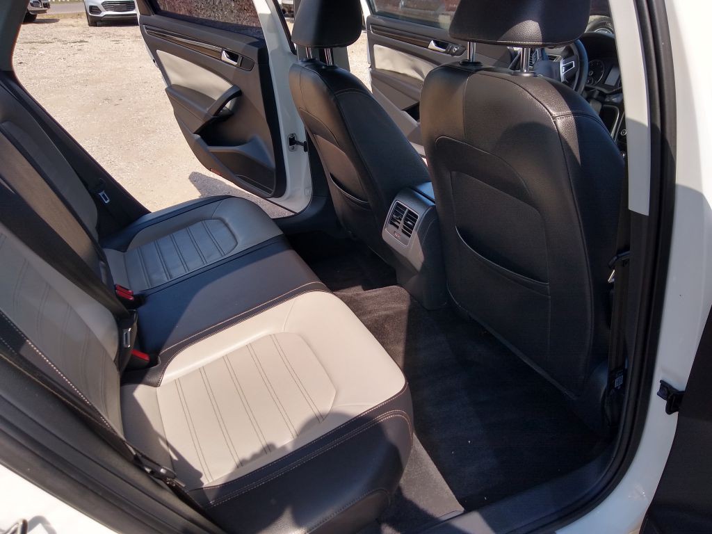 2015 Volkswagen Passat Image 28