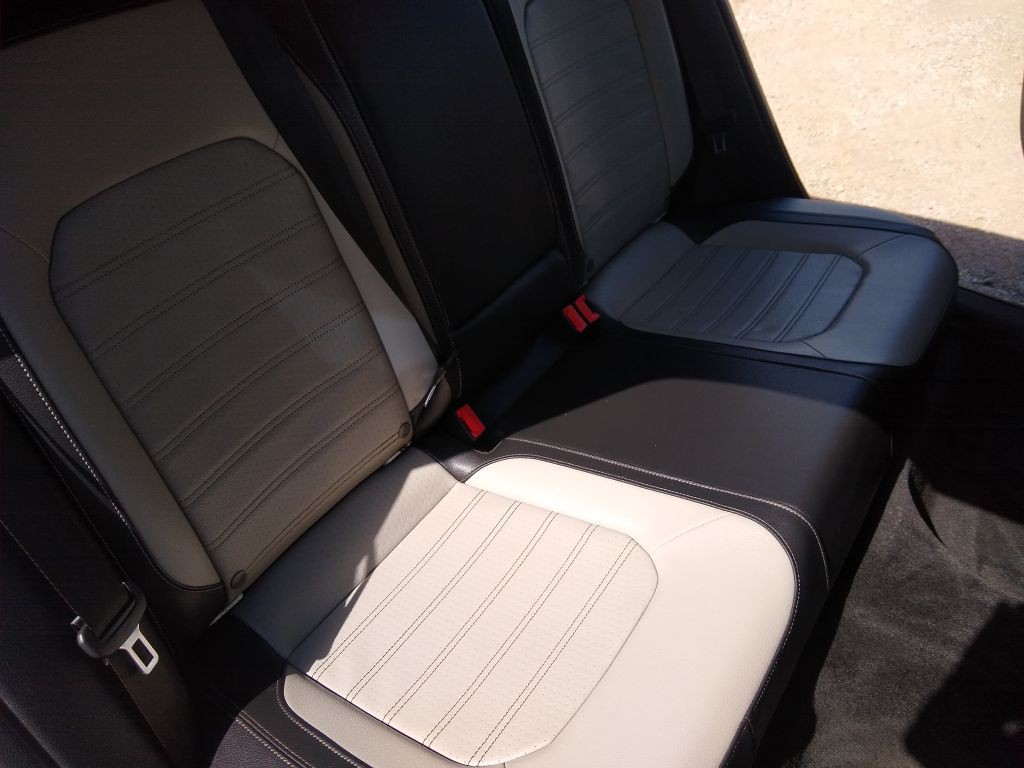 2015 Volkswagen Passat Image 30