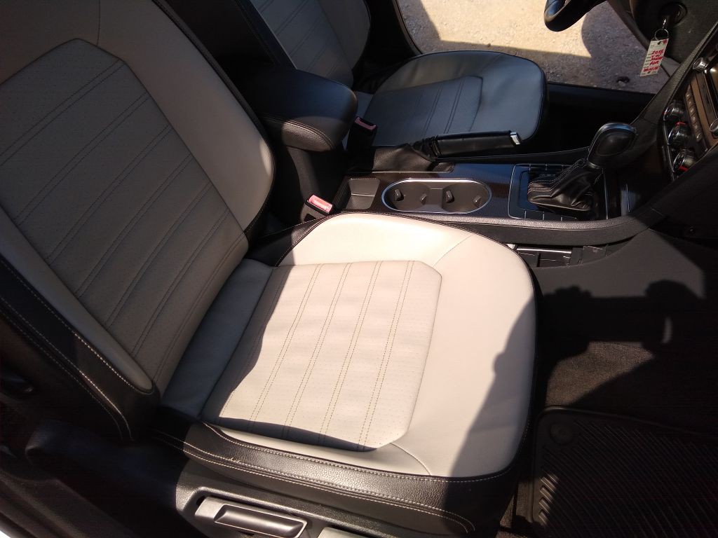 2015 Volkswagen Passat Image 32