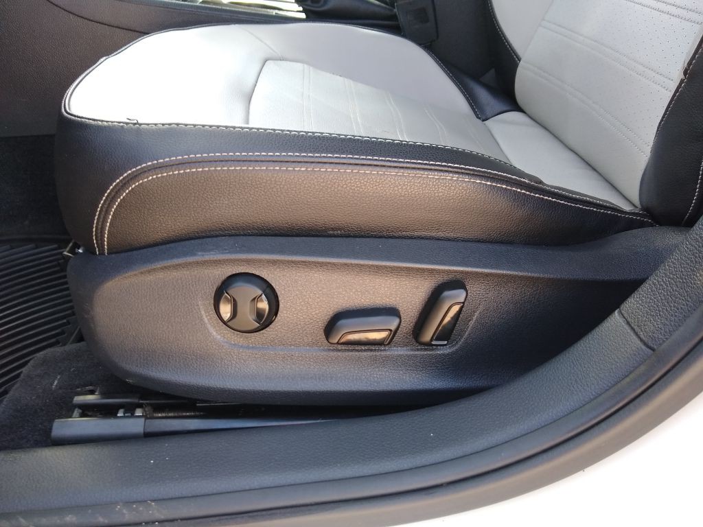 2015 Volkswagen Passat Image 33