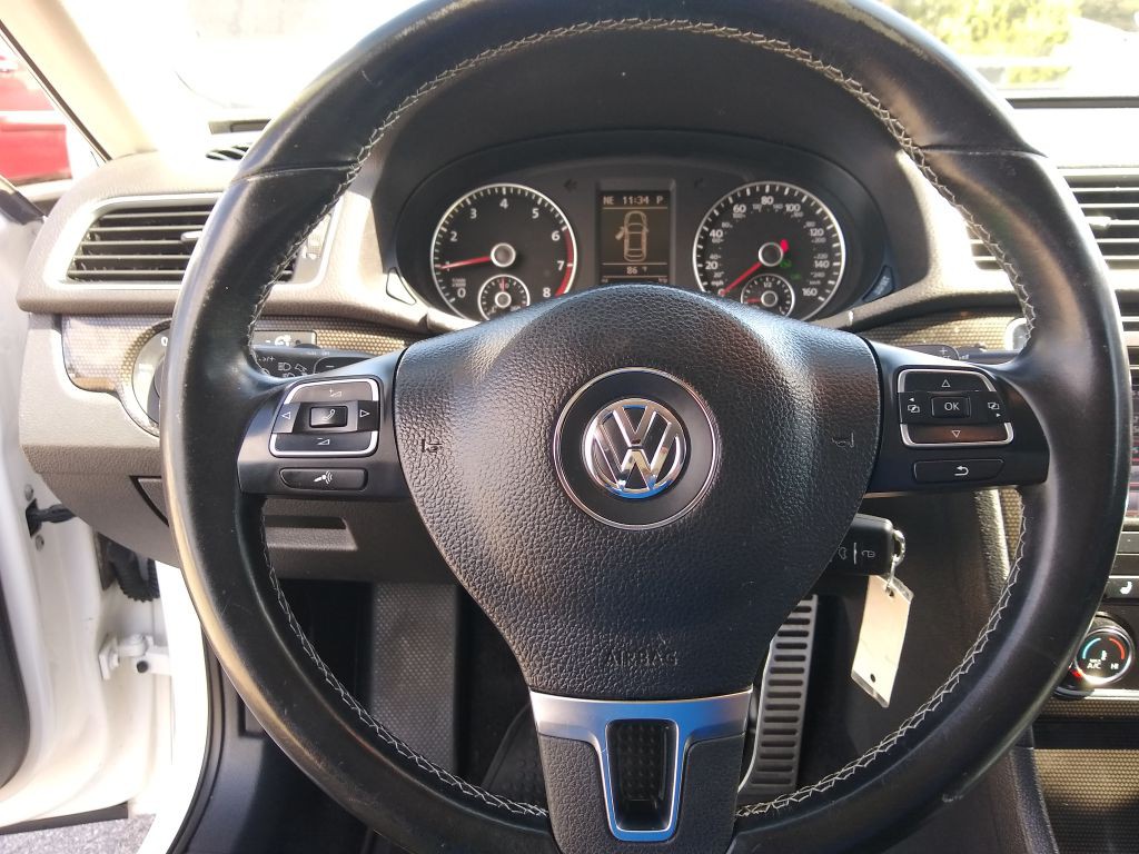 2015 Volkswagen Passat Image 34