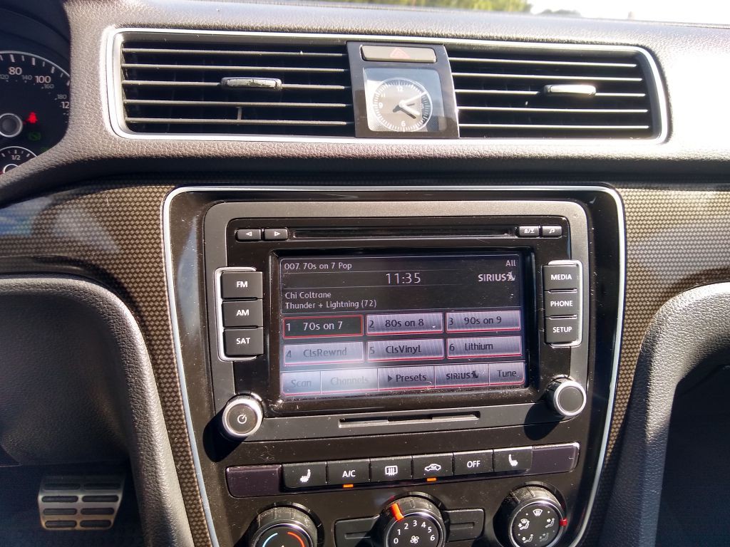 2015 Volkswagen Passat Image 36
