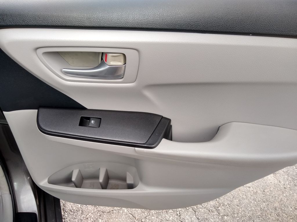 2015 Toyota Camry Image 15