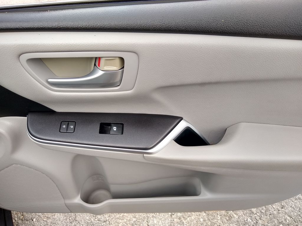 2015 Toyota Camry Image 16