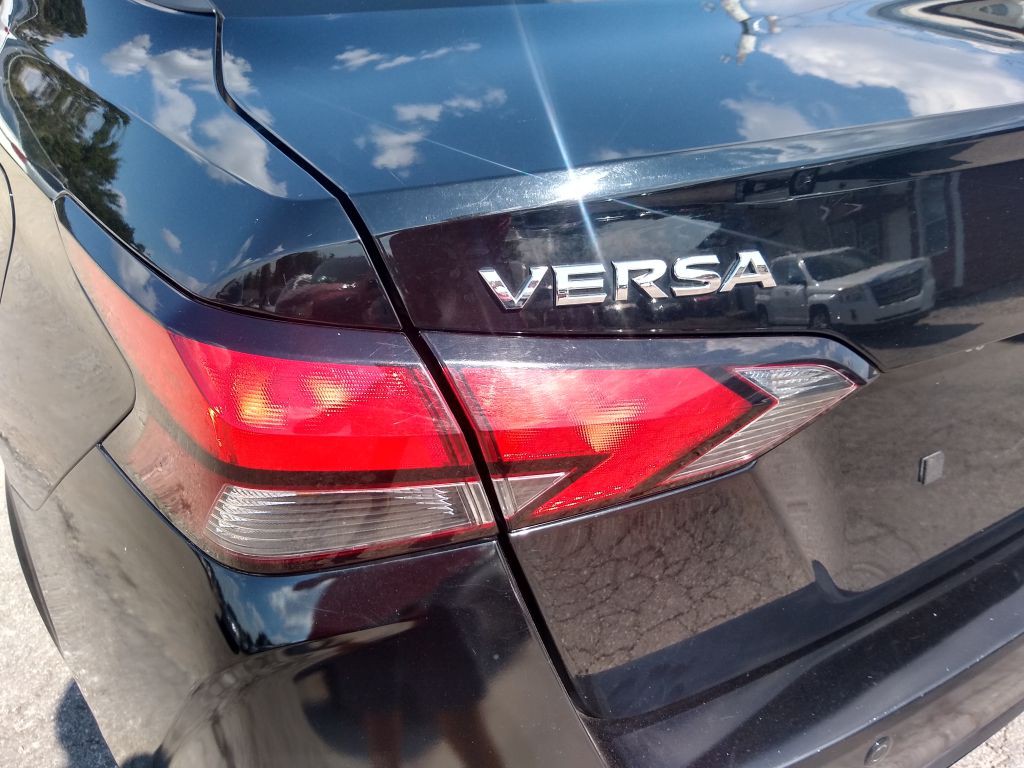 2021 Nissan Versa Image 9